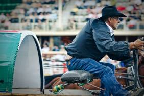 Chuckwagon Racing receives strong support at 2016 Canvas Auction